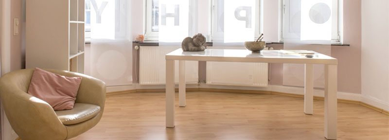 Schreibtisch und Sessel im Büro der Praxis