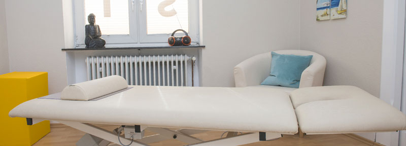 Massageliege mit Sessel und Buddha