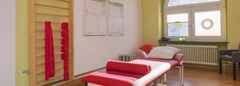 Behandlungsraum mit Sprossenwand und Gymnastikball