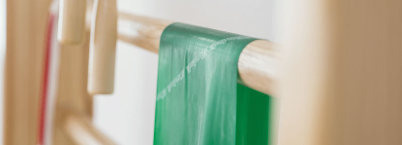 Sprossenwand mit Theraband